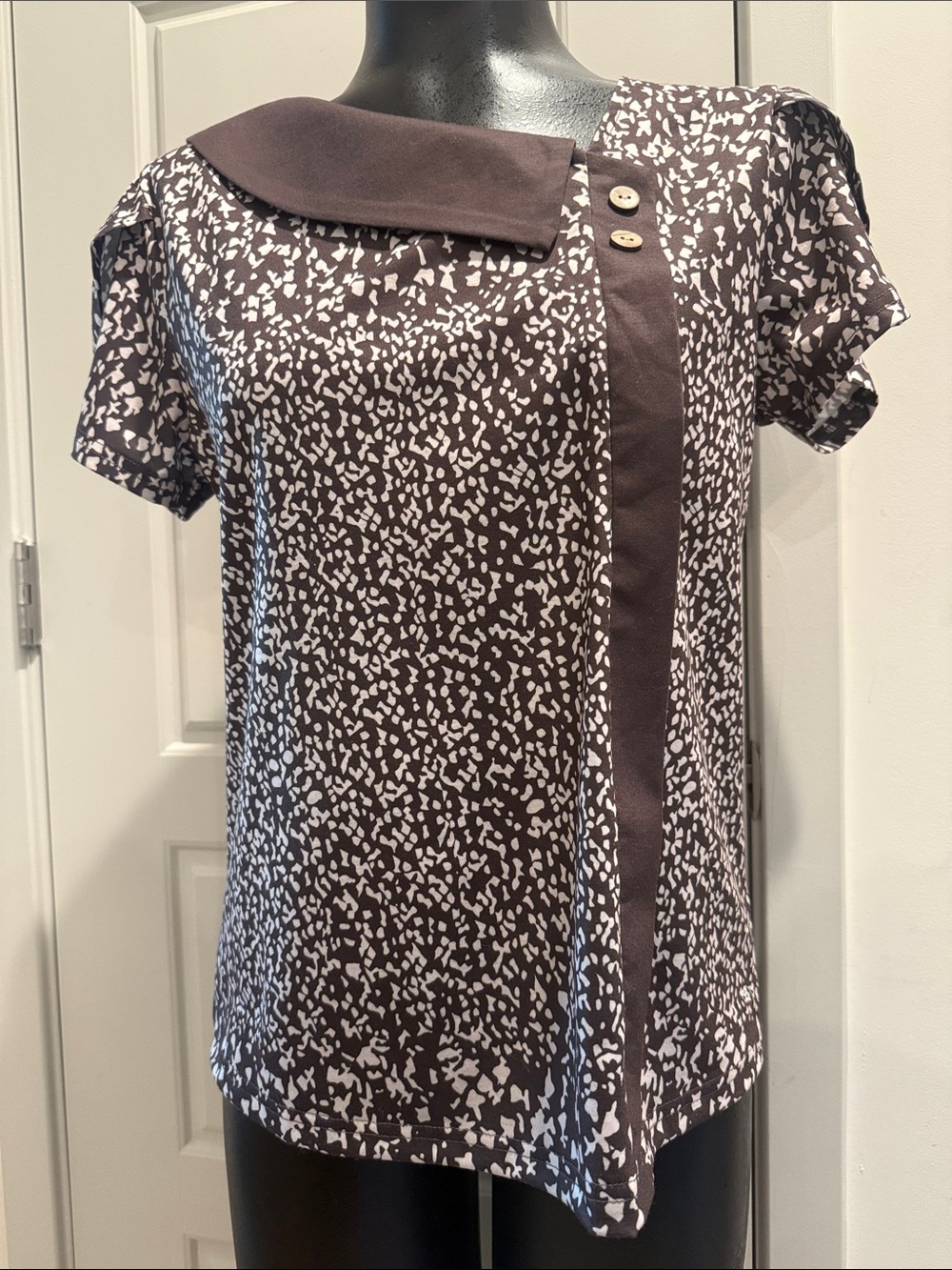 Short Sleeve Brown and White Patterned Blouse with Button Trim